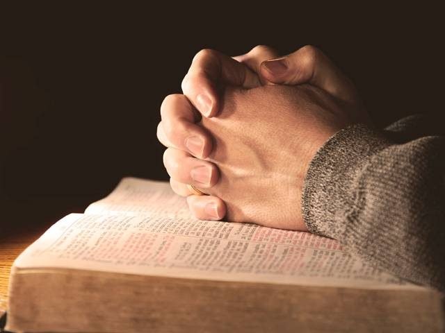 La gran diferencia entre orar y rezar