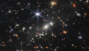 SMACS 0723 es un cúmulo de galaxias con una distancia comóvil de 5.120 millones de años luz, dentro de la constelación austral de Volans.